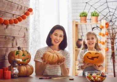 Aile Cadılar Bayramı için hazırlanıyor. 