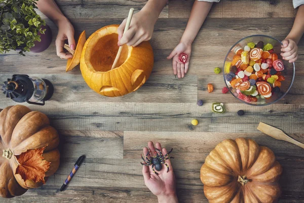 Familia preparándose para Halloween. — Foto de Stock