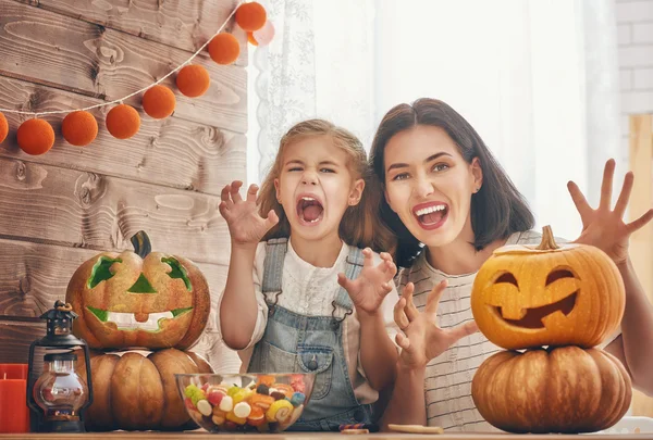 Familie bereitet sich auf Halloween vor. — Stockfoto