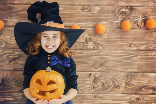 Pequeña bruja con una calabaza — Foto de Stock