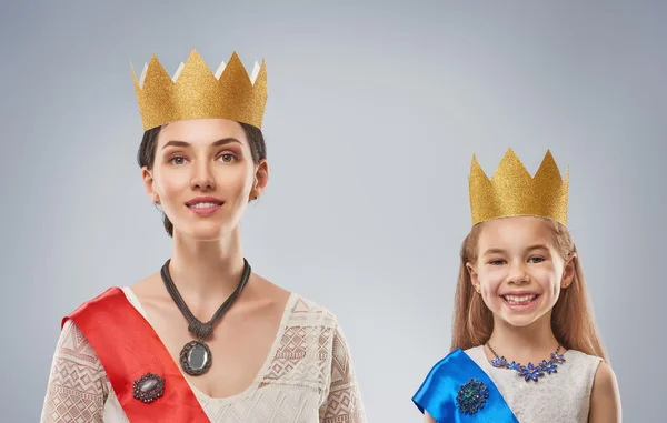 Koningin en prinses in gouden kronen — Stockfoto