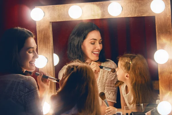 Madre e hija están maquilladas. — Foto de Stock