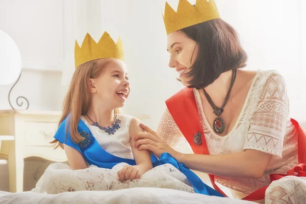 Королева і принцеса в золотих коронах — стокове фото