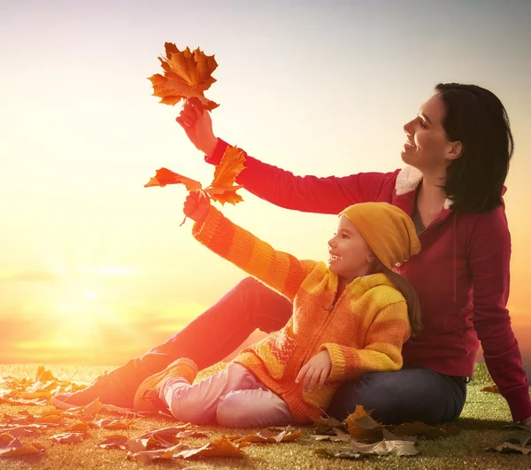 Familie auf Herbstwanderung — Stockfoto