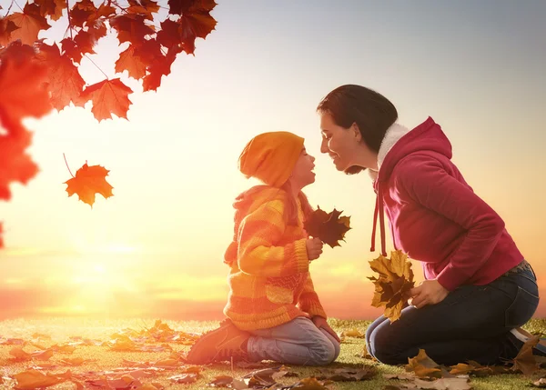 Familie auf Herbstwanderung — Stockfoto