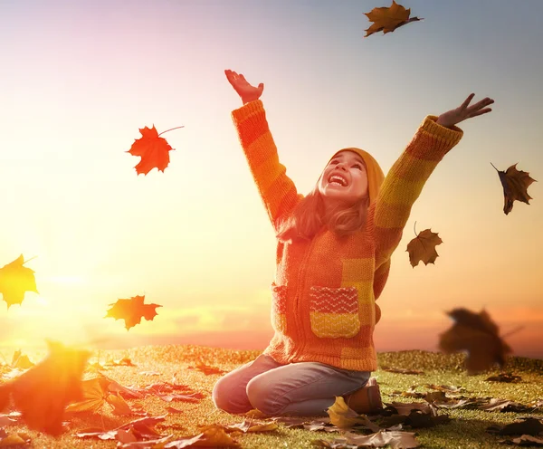 Niño jugando en el otoño —  Fotos de Stock