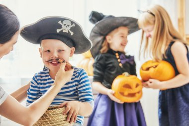 Aile Cadılar Bayramı için hazırlar