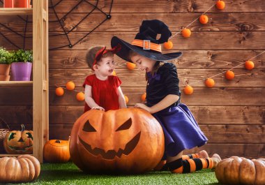 kız Cadılar Bayramı kutlamak