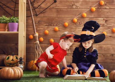 kız Cadılar Bayramı kutlamak