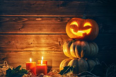 Baş kabak, mumlar ve sonbahar yaprakları