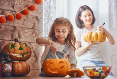 Aile Cadılar Bayramı için hazırlanıyor.