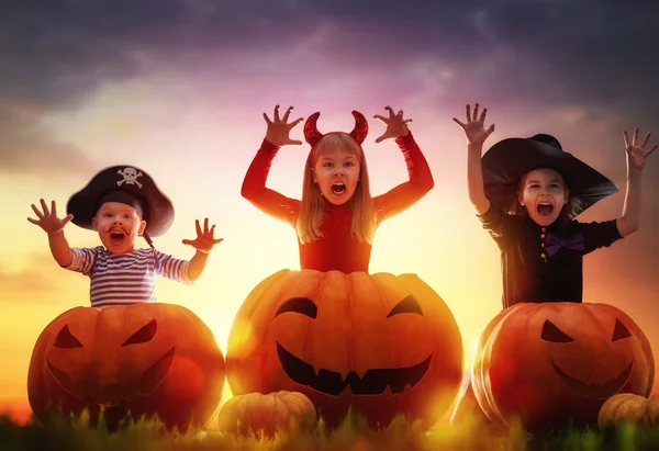 Barn och pumpor på halloween — Stockfoto