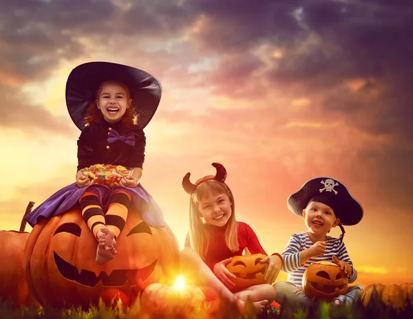 Bambini e zucche su Halloween — Foto Stock