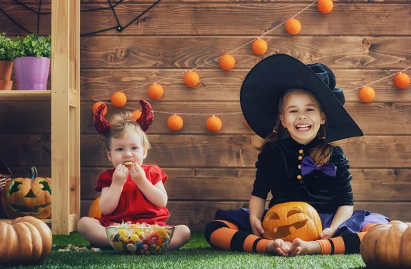 Schwestern feiern Halloween — Stockfoto