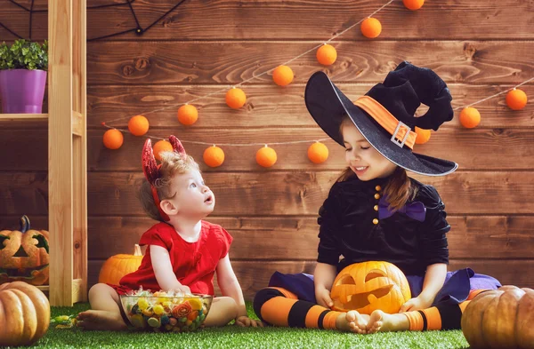 Sorelle celebrano Halloween — Foto Stock