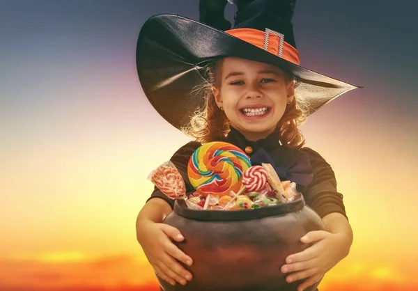 Pequeña bruja al aire libre — Foto de Stock