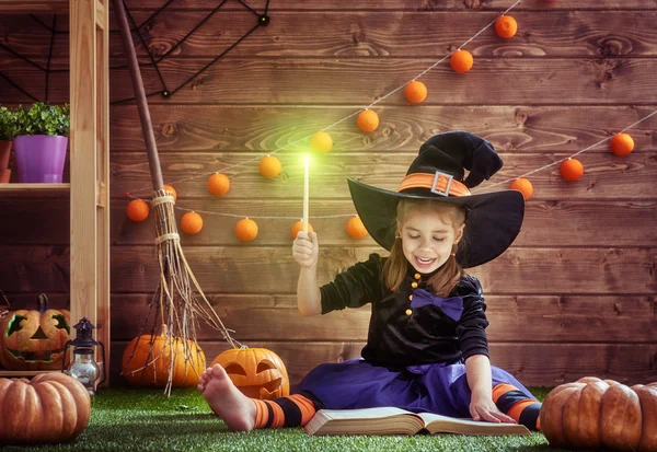 Маленькая ведьма с волшебной палочкой — стоковое фото