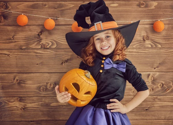 Pequeña bruja con una calabaza — Foto de Stock