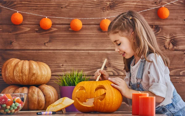 Chica con calabaza tallada — Foto de Stock