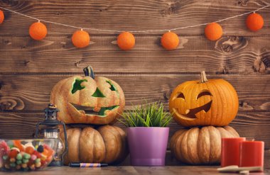 Masanın üzerinde kabak oyma