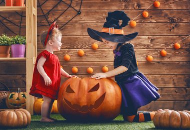 kız Cadılar Bayramı kutlamak