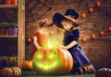 kız Cadılar Bayramı kutlamak