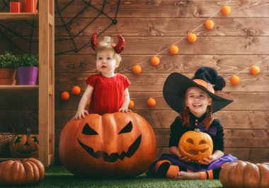 kız Cadılar Bayramı kutlamak