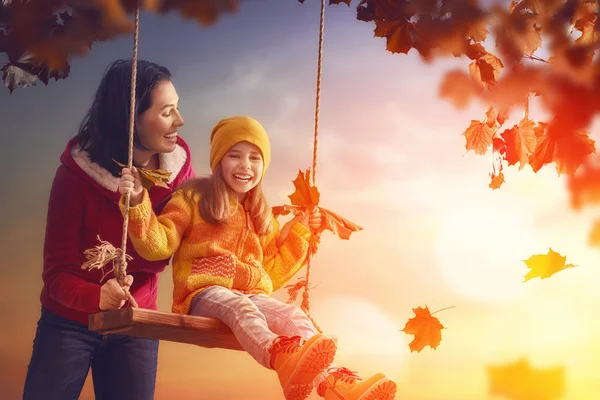 Familjen på hösten promenad — Stockfoto