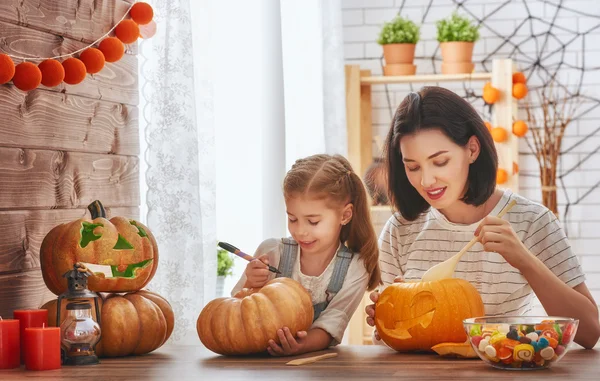 Familie bereitet sich auf Halloween vor — Stockfoto