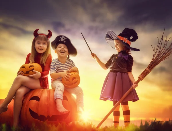 Kinderen op halloween — Stockfoto