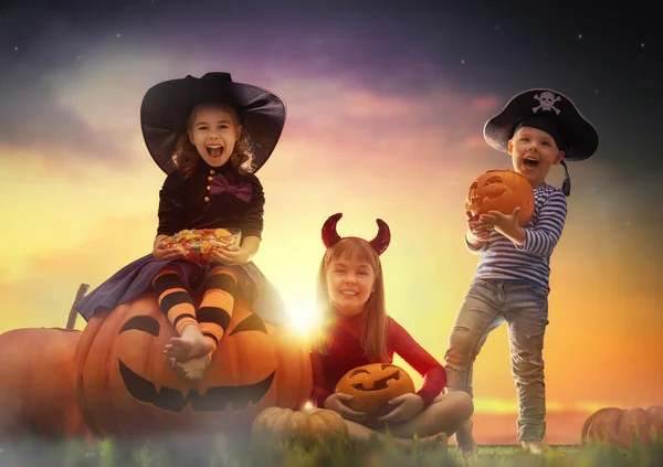 Los niños en Halloween — Foto de Stock