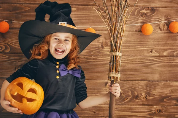 Pequeña bruja con una calabaza — Foto de Stock