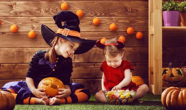 Systrarna fira Halloween — Stockfoto