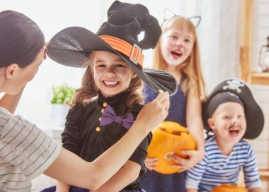 Aile Cadılar Bayramı için hazırlar