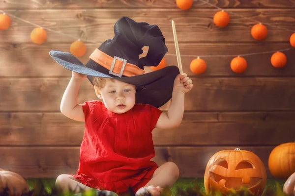 Bebé niña en traje de bruja — Foto de Stock