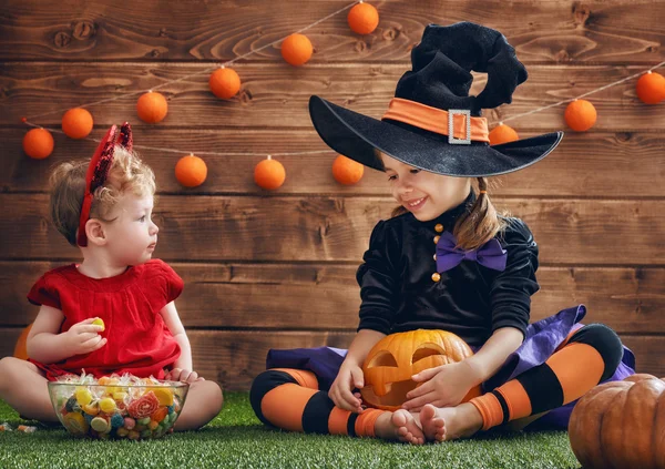 Sorelle celebrano Halloween — Foto Stock