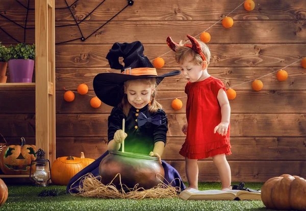 Systrarna fira Halloween — Stockfoto