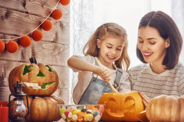 Familie bereitet sich auf Halloween vor — Stockfoto