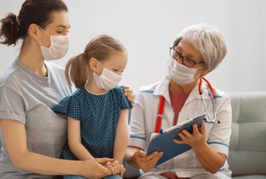 Doktor, çocuk ve anne koronavirüs ve grip salgını sırasında maske takıyor. Virüs koruması. COVID-2019. Maske takıyor.