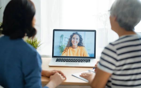 女性はリモート会話のためにラップトップPcを使用しています 家にいるのが楽しい人は — ストック写真