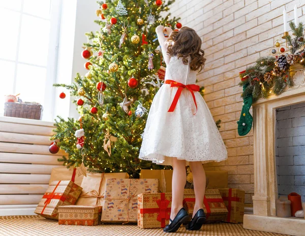 Mutlu Noeller Mutlu Tatiller Şirin Küçük Kız Ağacı Içeride Dekore — Stok fotoğraf