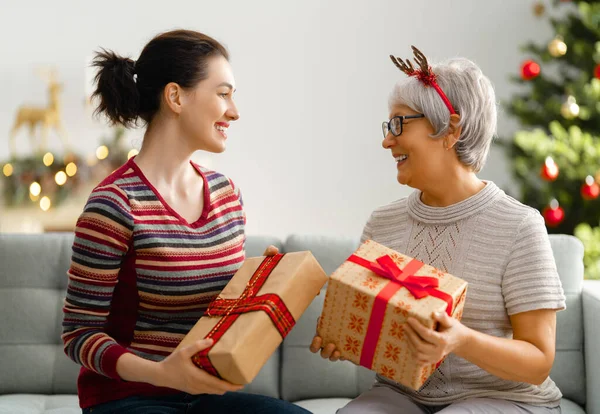 Feliz Natal Boas Festas Mãe Sénior Sua Filha Adulta Trocando — Fotografia de Stock