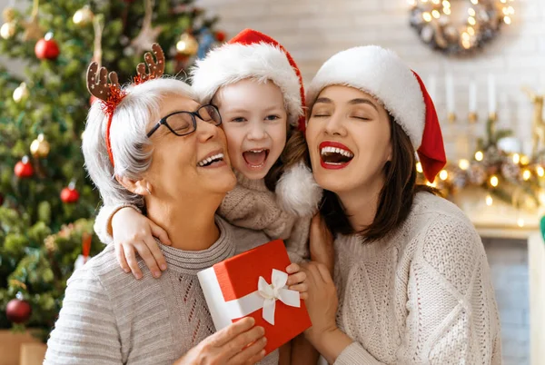 Feliz Navidad Felices Fiestas Alegre Niño Presentando Regalos Mamá Abuela — Foto de Stock