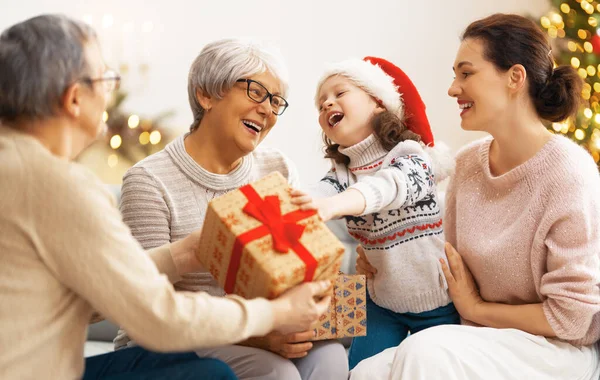 Buon Natale Buone Feste Nonna Nonno Mamma Bambino Scambiano Regali — Foto Stock