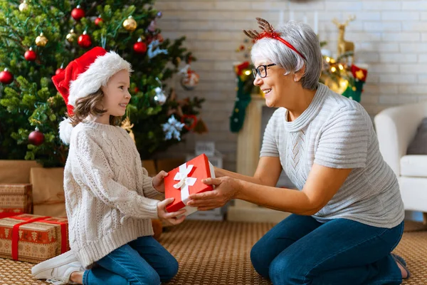Різдвом Різдвом Христовим Весела Бабуся Мила Донька Обмінюються Подарунками Бабуся — стокове фото