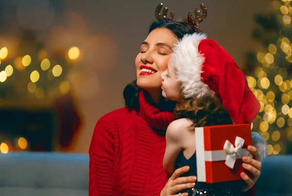 Frohe Weihnachten Und Frohe Feiertage Fröhliche Mutter Und Ihre Süße — Stockfoto