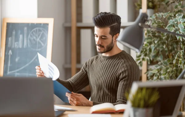 Felice Casual Giovane Uomo Che Lavora Computer Portatile Casa — Foto Stock