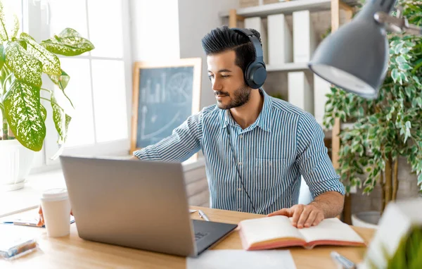 Gelukkig Casual Jongeman Werken Een Laptop Thuis — Stockfoto