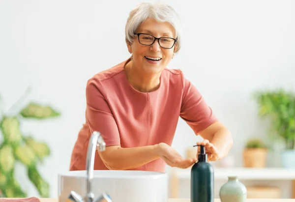 Man Wäscht Sich Die Hände Mit Seife Schutz Vor Coronavirus — Stockfoto