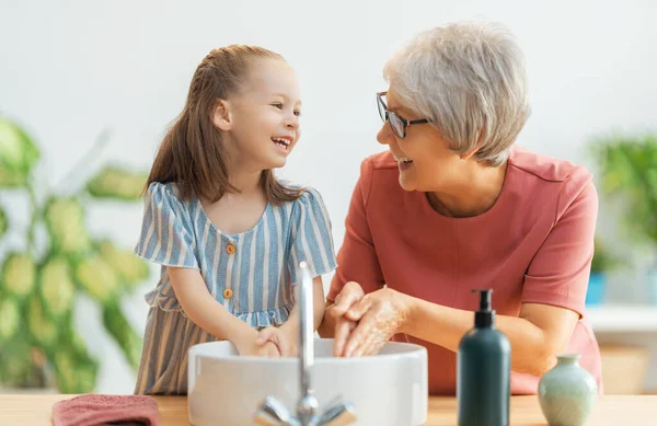 Söt Liten Flicka Och Hennes Mormor Tvättar Händerna Skydd Mot — Stockfoto